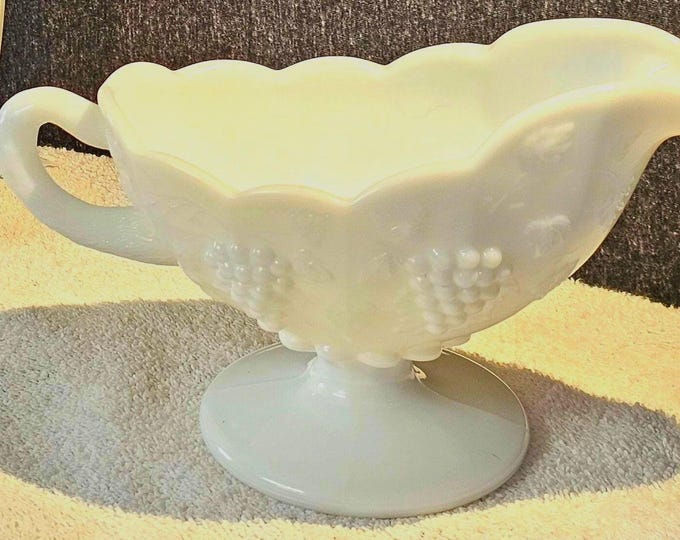 Vintage Westmoreland Milk Glass Pedestal Sauce Gravy Boat C4/21