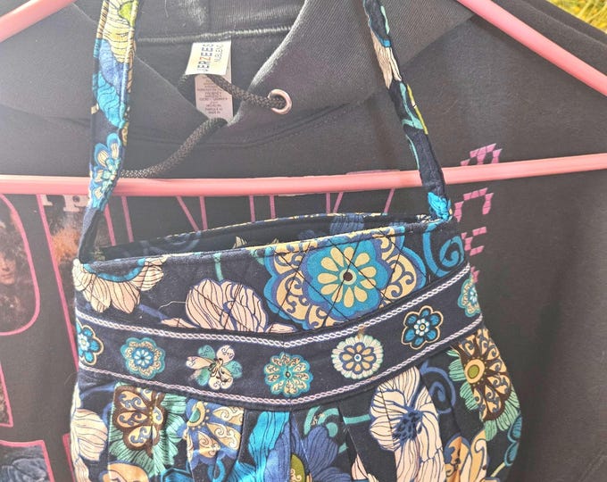 Very Bradley Small Hanna Handbag in a Mod Floral Blue pattern. This handbag is made of cotton and features a retired design.