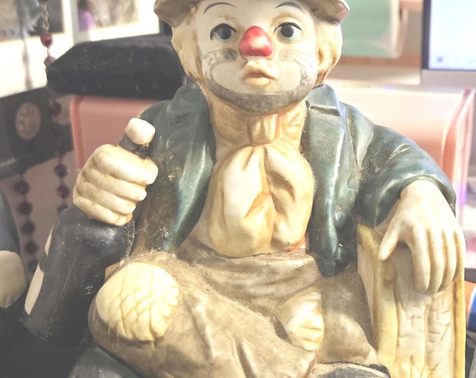 Vintage Spie;uhr aus Porzellan Hobo Clown Shitting on the ground With his bottle of booze .C7/1