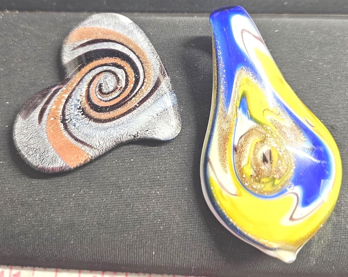 A rare set of Murano glass pendants and hearts (Box)