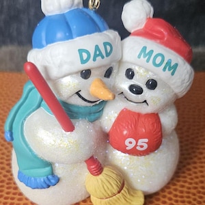 1995 Hallmark Snowman and  Snowwoman Christmas ornament with Hats that say Mom And Dad A2/5