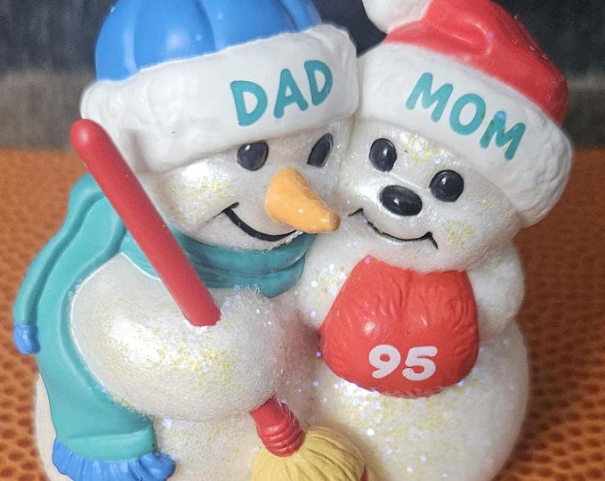 1995 Hallmark Snowman and  Snowwoman Christmas ornament with Hats that say Mom And Dad A2/5