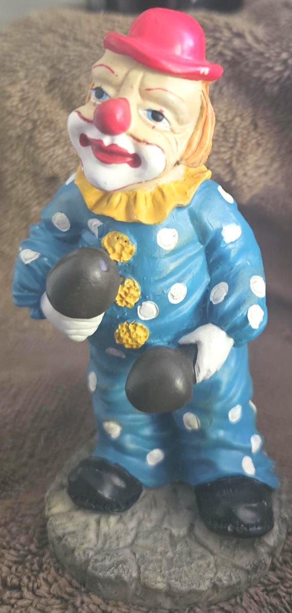 ヴィンテージのピエロの置物、モロチャの青と白の水玉模様のスーツを