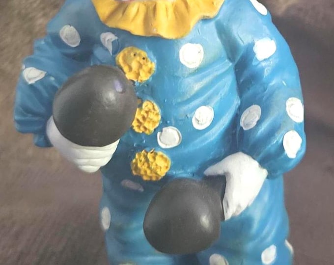 Vintage Clown figurine holding morochas in blue and white polka dot suit G3620 D5/11