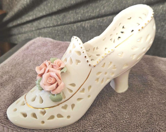 Ceramic Shoe Vase With Hearts And Roses D5/5