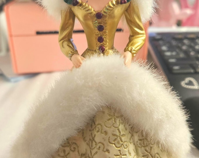 Vintage 1995 Hallmark Happy Holidays Barbie Stocking Hanger (D2/1)