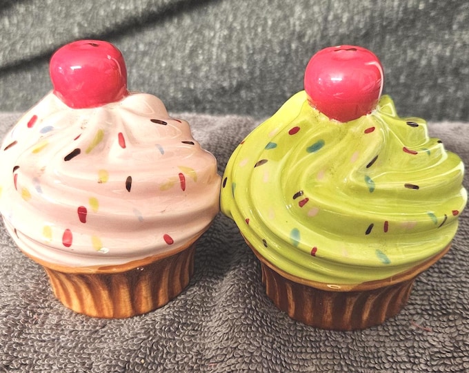 Vintage 9976130-d Ceramics Salt and Pepper Shaker Cupcakes Cake Fairy Cake H8cm