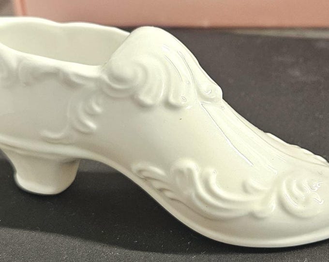 Vintage Mosser Glass Figurine Shaped Like A Victorian-Styled Slipper B8/12