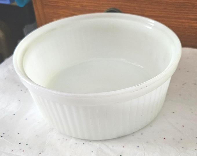 Vintage Hospital Ovenware Round Casserole BY anchor Hocking B3/25