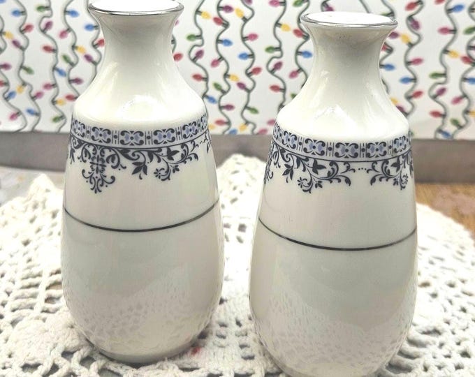 NORITAKE GERI  7026 Ivory China 5-Hole Salt & 3-Hole Pepper Shaker Set B1/9