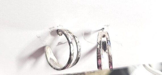 Presenting silver-colored double hoop earrings fe… - image 7