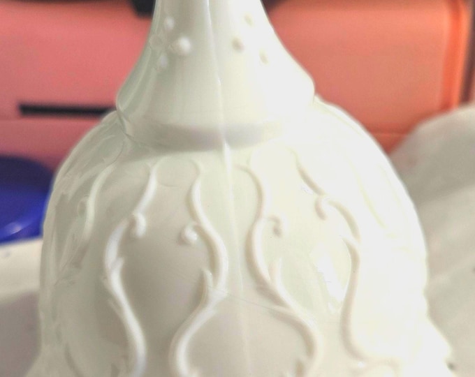 Vintage 1958 Fenton Bell featuring a Spanish lace design with Silvercrest ruffled edges. It is in mint condition. C10/26.