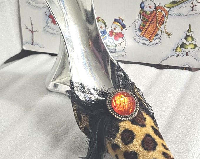 Cyress Just the right shoe Lepord wineBottle holder with ruby stone C5/6