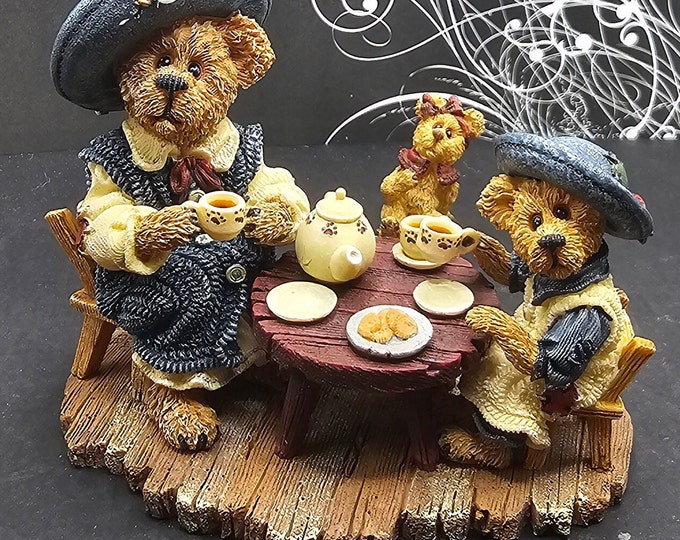 Boyds Bears Catherine and Caitlin Berriweather with Little Scruff Family Traditions Bearstone Figurine F3 /13