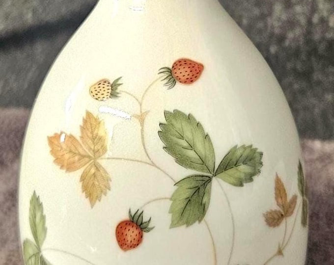 Wedgewood Vintage 1960s wild strawberry bud flower vase wild strawberries, house warming gift A7/34