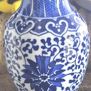 Chinese Jingdezhen Blue White Lotus Vase D5/3