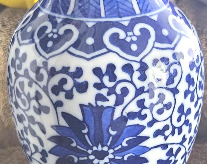 Chinese Jingdezhen Blue White Lotus Vase D5/3