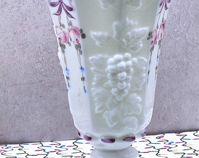 Vintage Westmoreland White Roses And Bows Painted 5.5 inch tall vase A2/15