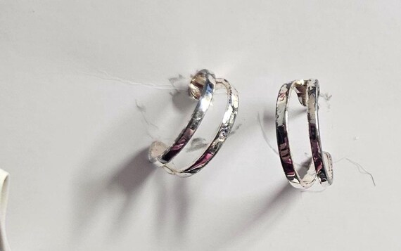 Presenting silver-colored double hoop earrings fe… - image 3