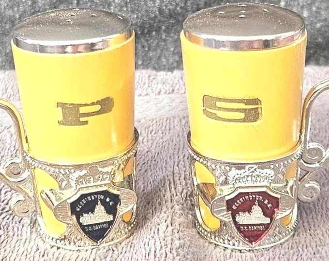 Vintage Retro Salt and Pepper Shakers wood and plastic Washington souvenirs A6/14