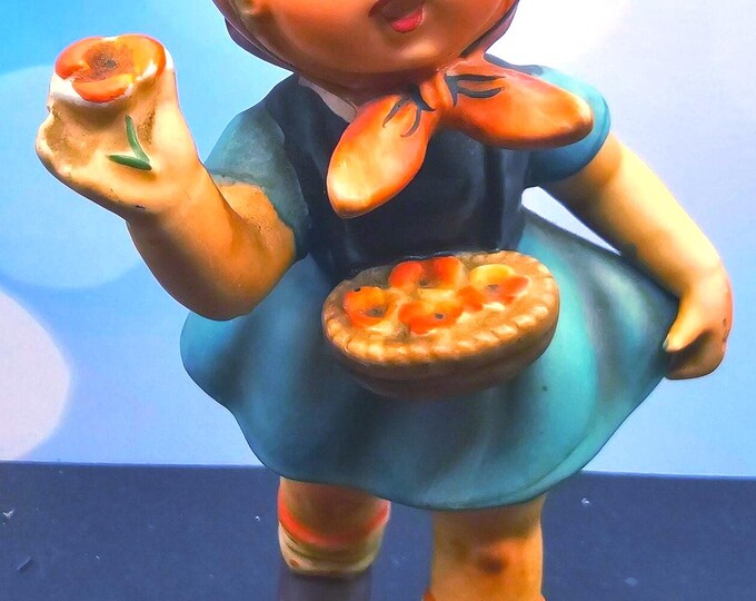 Vintage girl figurine picking flowers, model #8262, by Erich Stauffer, Arnart. Made in Japan, F8/17.