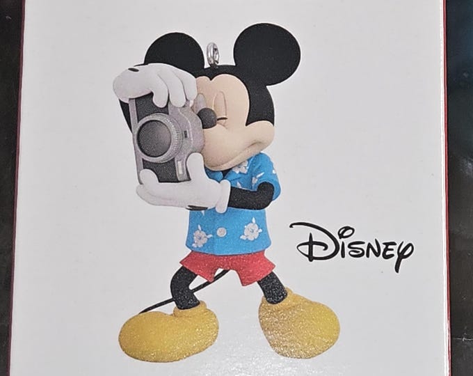 Hallmark Keepsake 2022 Tourst Mickeymouse B4/6