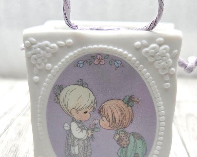 Precious Moments Porcelain Lavender Ribbon Gift Bag Figurine 255688/g A8/18