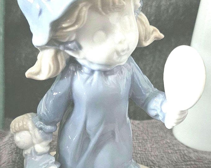 This is a vintage set of two porcelain boy and girl figurines A7/17