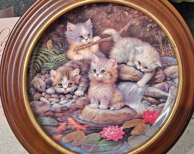 Framed Bradford Collection Plate featuring a German Collectible Kitten, in excellent condition. C4/03