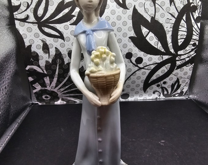 Girl with Tulips Teen's Collectible Vintage F6/14