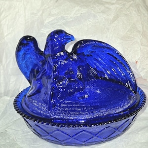 Vintage Cobalt Blue Glass Nesting Eagle on Nest Basket Figural Candy dish  F10/9