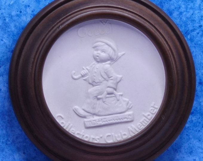 Vintage 1976 Goebel Hummel Bisque Plate Framed Collectors Club Member W. Germany A10/10