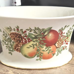 Könnte beinhalten: Rustikales Holzschild mit dem Text "Welcome to our home" in weißer Schrift. Das Schild hat eine Used-Optik und ein schlichtes, einladendes Design, ideal für die Dekoration der Haustür.