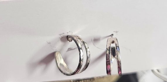 Presenting silver-colored double hoop earrings fe… - image 2
