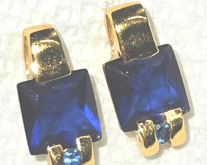 Vintage gold earrings featuring emerald stones (Shelf)