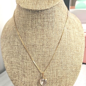 Collana vintage color oro con pendente in cristallo a forma di cuore su catena.