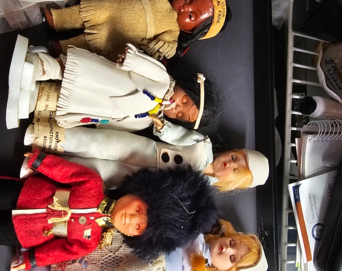 International Doll Collection. A variety of dolls. adorable collection. F1/25