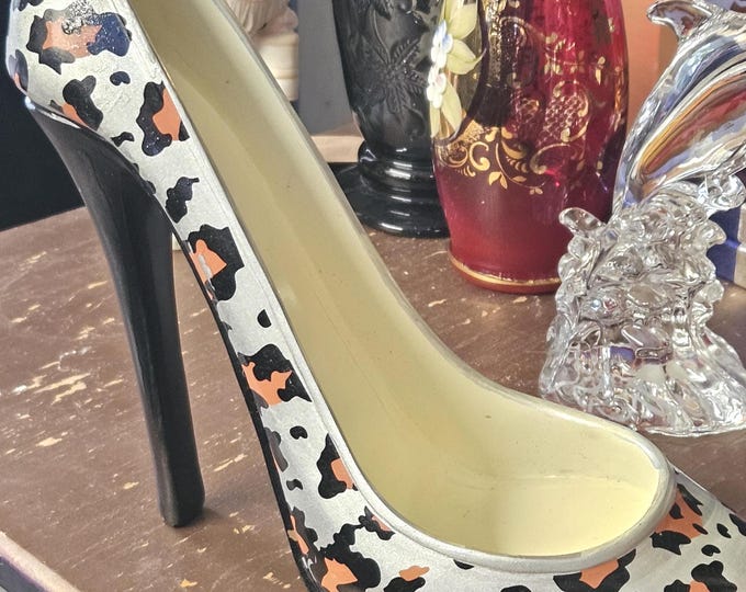 High heel wine bottle holder design featuring a cheetah animal print in brown and black. D6/5