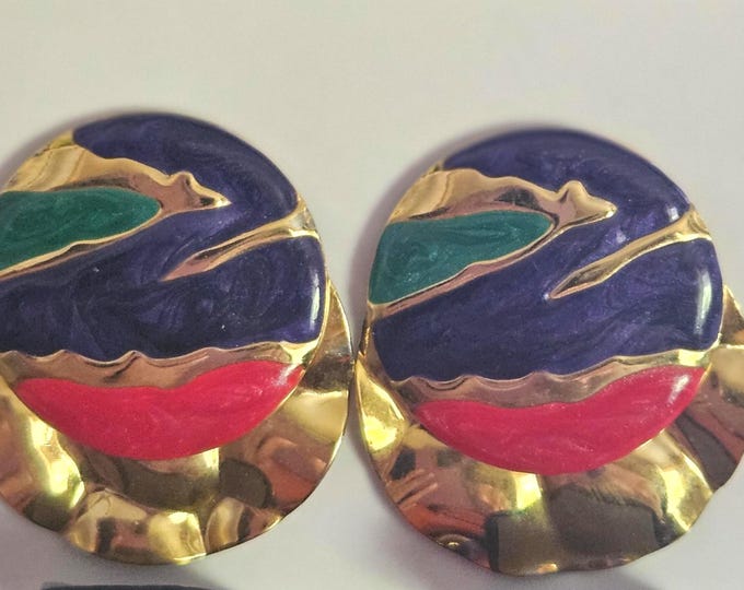 Vintage 80s retro stud earrings featuring a paint swirl design in gold, with round circular shapes.