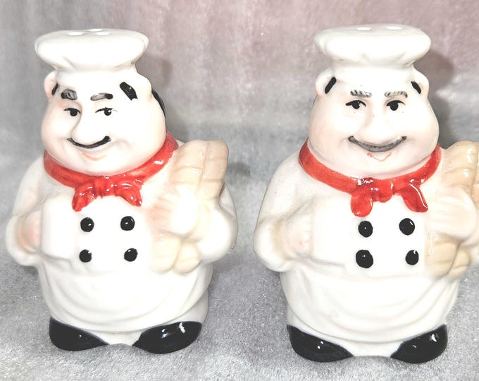 Vintage Glass Happy Italian Chef Salt and Pepper Shakers B6/20