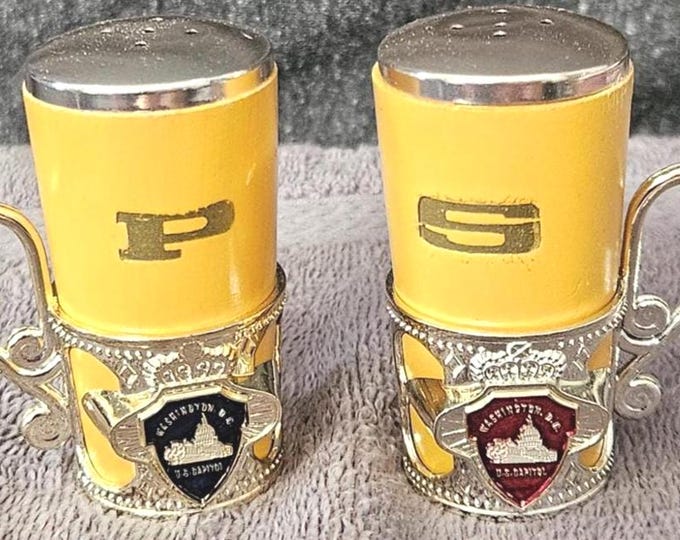 Vintage Retro Salt and Pepper Shakers wood and plastic Washington souvenirs A6/14