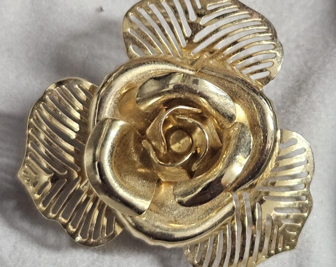 Vintage Naper Gold Rose with a beautiful design featuring leaves and a gold rose. (Clothest)