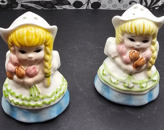 Two Cute Holland Dutch Girls salt and pepper F6/10