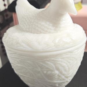 Vintage Avon Milk Glass Hen on Nest.C7/4