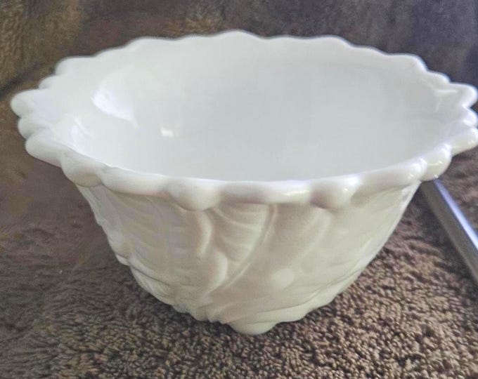 Indiana Glass Co. Wild Rose Milk Glass Bowl A7/21