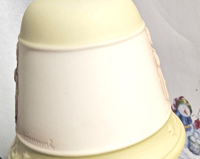 Vintage Lladro Christmas bell from 1988, complete with its original sticker F6/3