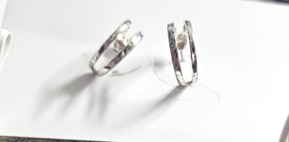 Presenting silver-colored double hoop earrings fe… - image 4