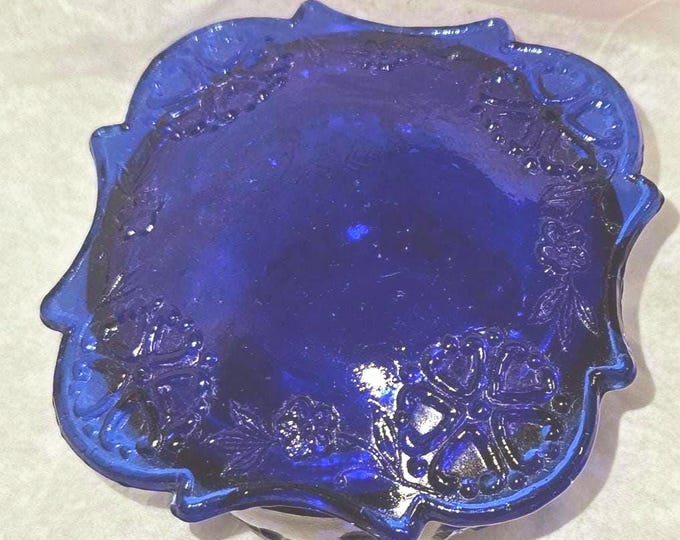 Vintage Cobalt blue trinket box with lid F10/04