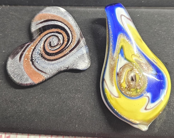 A rare set of Murano glass pendants and hearts (Box)