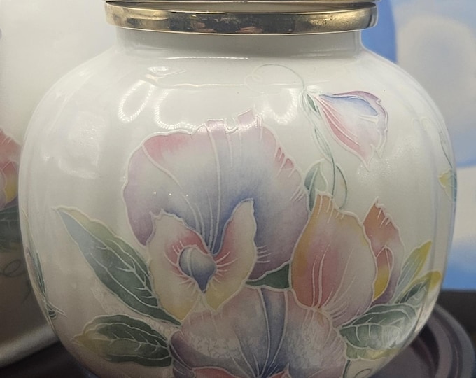 Vintage Aynseley "little Sweetheart" Bone China 4 inch lidded ginger jar A2/30